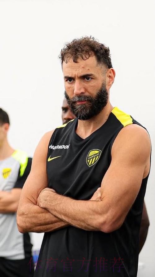 西媒:本泽马未查出肌肉伤势 球员感觉不好不想冒险